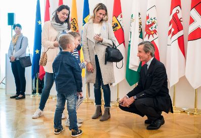 Am 26. Oktober 2018 empfing Regierungssprecher Peter Launsky-Tieffenthal (r.) im Rahmen des Nationalfeiertags Besucherinnen und Besucher im Bundeskanzleramt.