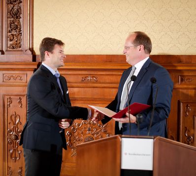 Am 7. November 2018 überreichte Christian Kircher (r.) das Österreichische Ehrenkreuz für Wissenschaft und Kunst I. Klasse an Gregor Hatala (l.).