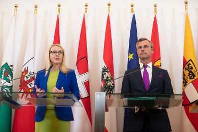 Bundesministerin Margarete Schramböck (l.) und Bundesminister Norbert Hofer (r.) beim Pressefoyer nach dem Ministerrat am 21. November 2018.