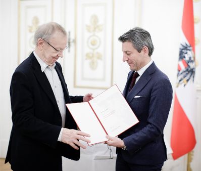 Am 22. November 2018 verlieh Sektionschef Jürgen Meindl (r.) den Österreichischen Staatspreis für Kulturpublizistik an Martin Pollack (l.).