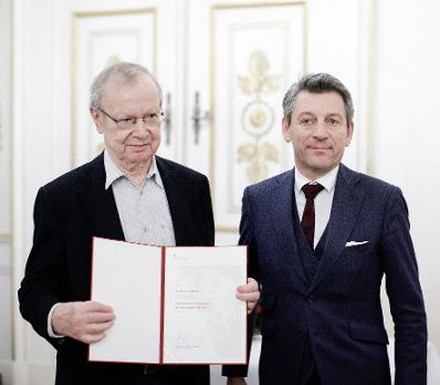 Am 22. November 2018 verlieh Sektionschef Jürgen Meindl (r.) den Österreichischen Staatspreis für Kulturpublizistik an Martin Pollack (l.).