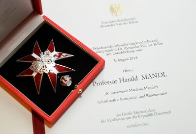 Am 26. November 2018 wurde das Große Ehrenzeichen für Verdienste um die Republik Österreich an Harald Mandl (Autorenname Matthias Mander) verliehen.