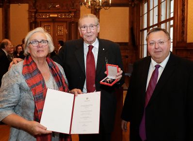 Am 26. November 2018 wurde das Große Ehrenzeichen für Verdienste um die Republik Österreich an Harald Mandl (Autorenname Matthias Mander) (m.) verliehen. Im Bild mit Reinhold Hohengartner (r.).