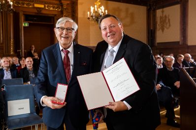 Am 3. Dezember 2018 wurden die Goldenen Ehrenzeichen für Verdienste um die Republik Österreich an Gerhard Heinz (l.) und Helmut Steubl überreicht. Im Bild mit Reinhold Hohengartner (r.).