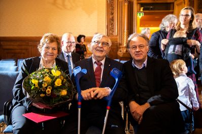 Am 3. Dezember 2018 wurden die Goldenen Ehrenzeichen für Verdienste um die Republik Österreich an Gerhard Heinz (m.) und Helmut Steubl überreicht. Im Bild mit dem Laudator Alexander Kukelka (r.).