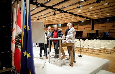 Am 19. Dezember 2018 fand eine Tag der offenen Tür im Austria Center Vienna statt zum Abschluss des EU-Ratvorsitzes. Im Bild Anrainer bei der Besichtigung der Räume.