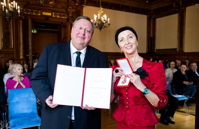 Am 25. März 2019 überreichte Reinhold Hohengartner (l.) das Goldene Ehrenzeichen für Verdienste um die Republik Österreich an Evelyn Teri-Berkenhoff (r.).