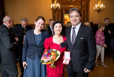 Am 25. März 2019 überreichte Reinhold Hohengartner das Goldene Ehrenzeichen für Verdienste um die Republik Österreich an Evelyn Teri-Berkenhoff (m.).