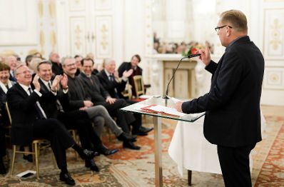 Am 25. März 2019 überreichte Sektionschef Jürgen Meindl die Urkunde, mit der Martin Zauner (r.) der Berufstitel Kammerschauspieler verliehen wurde.