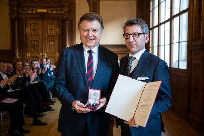 Am 29. März 2019 überreichte Sektionschef Jürgen Meindl (r.) das Österreichische Ehrenkreuz für Wissenschaft und Kunst I. Klasse an Lukas Resetarits (l.).