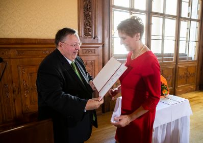 Am 16. April 2019 überreichte Reinhold Hohengartner (l.) die Urkunden über die Verleihung des Berufstitels Professorin an Cornelia Mayer (r.) und des Berufstitels Professor an Alexander Rinnerhofer.
