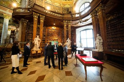 Am 20. Mai 2019 wurde ein Geschenk des russischen Präsidenten Wladimir Putin für Bundeskanzler Sebastian Kurz an die Österreichische Nationalbibliothek übergeben.