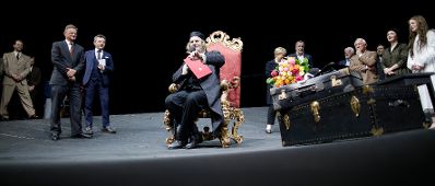 Anlässlich der Verleihung der Ehrenmitgliedschaft des Burgtheaters an Kammerschauspieler Peter Simonischek, fand am 06. Juni 2019 im Wiener Burgtheater die feierliche Überreichung der Urkunde und des Ehrenringes durch Sektionschef Jürgen Meindl statt.