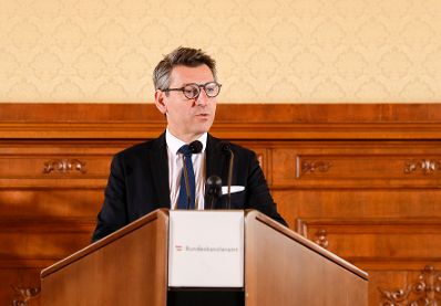 Am 07. Juni 2019 überreichte Sektionschef Jürgen Meindl (im Bild) das Österreichische Ehrenkreuz für Wissenschaft und Kunst I. Klasse an Roberto Paternostro.