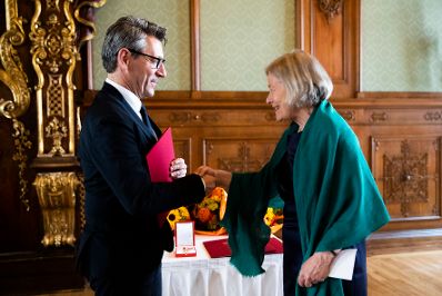 Am 24. Juni 2019 überreichte Sektionschef Jürgen Meindl (l.) das Goldene Ehrenzeichen für Verdienste um die Republik Österreich an Regine Koch (r.) und die Urkunden, mit denen Josef Bednarik, Maximilian Feyertag und Michael Zottl der Berufstitel Professor verliehen wurde.