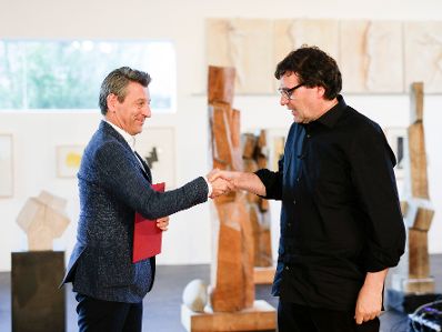 Am 29. Juni 2019 überreichte Sektionschef Jürgen Meindl (l.) den Ernst-Jandl-Preis für Lyrik an Oswald Egger (r.).