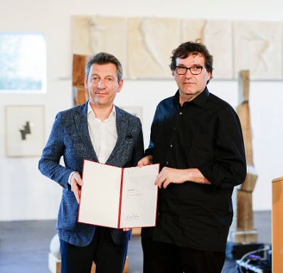 Am 29. Juni 2019 überreichte Sektionschef Jürgen Meindl (l.) den Ernst-Jandl-Preis für Lyrik an Oswald Egger (r.).