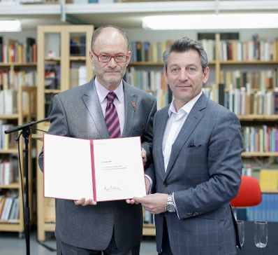 Am 30. Juni 2019 überreichte Sektionschef Jürgen Meindl (r.) die Staatspreise für literarische Übersetzung an Cornelius Hell (l.) und an Maja Badridze.