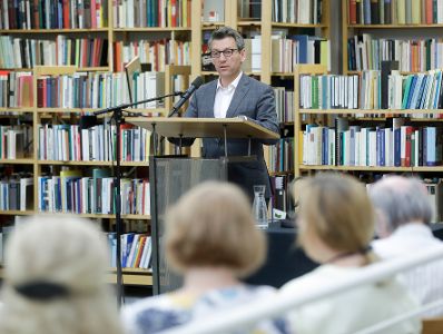Am 30. Juni 2019 überreichte Sektionschef Jürgen Meindl (im Bild) die Staatspreise für literarische Übersetzung an Cornelius Hell und an Maja Badridze.