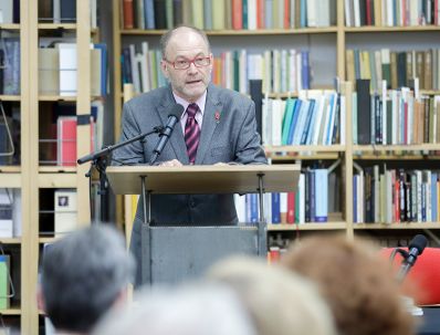 Am 30. Juni 2019 überreichte Sektionschef Jürgen Meindl die Staatspreise für literarische Übersetzung an Cornelius Hell (im Bild) und an Maja Badridze.