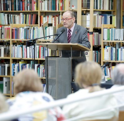 Am 30. Juni 2019 überreichte Sektionschef Jürgen Meindl die Staatspreise für literarische Übersetzung an Cornelius Hell (im Bild) und an Maja Badridze.