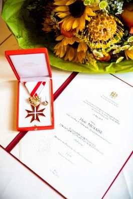 Am 7. Oktober 2019 überreichte Sektionschef Jürgen Meindl das Goldene Ehrenzeichen für Verdienste um die Republik Österreich an Hans Menasse.