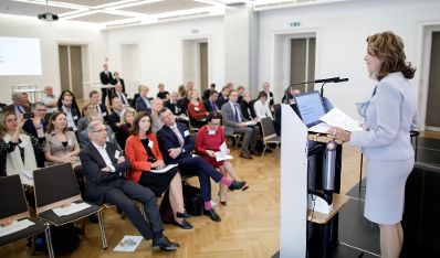 Am 11. Oktober 2019 nahm Bundeskanzlerin Brigitte Bierlein (r.) an dem Treffen der deutschsprachigen Ethikkommissionen zum Thema "Desinformation in der Medizin" teil.