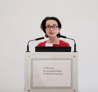 Am 11. Oktober 2019 nahm Bundeskanzlerin Brigitte Bierlein an dem Treffen der deutschsprachigen Ethikkommissionen zum Thema "Desinformation in der Medizin" teil. Im Bild die Vorsitzende der Bioethikkommission, Christiane Druml.