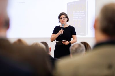 Am 11. Oktober 2019 nahm Bundeskanzlerin Brigitte Bierlein an dem Treffen der deutschsprachigen Ethikkommissionen zum Thema "Desinformation in der Medizin" teil. Im Bild die Keynote Speakerin, Ingrid Brodnig.