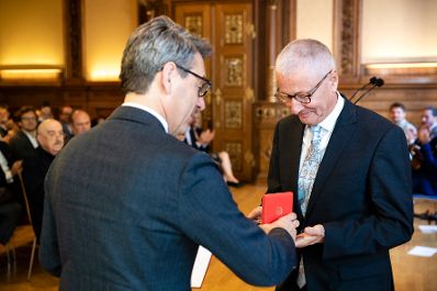 Am 25. Oktober 2019 überreichte Sektionschef Jürgen Meindl (l.) das Goldene Ehrenzeichen für Verdienste um die Republik Österreich an Othmar Stoss (r.).