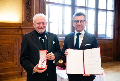 Am 22. November 2019 überreichte Sektionschef Jürgen Meindl (r.) das Goldene Ehrenzeichen für Verdienste um die Republik Österreich an Erich Martin Wolf (l.) und die Urkunde, mit der Wolfgang Klivana der Berufstitel Professor verliehen wurde.