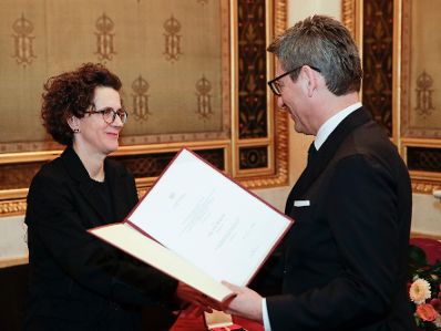 Am 9. Dezember 2019 überreichte Sektionschef Jürgen Meindl (r.) das Österreichische Ehrenzeichen für Wissenschaft und Kunst an Komponistin Olga Neuwirth (l.).