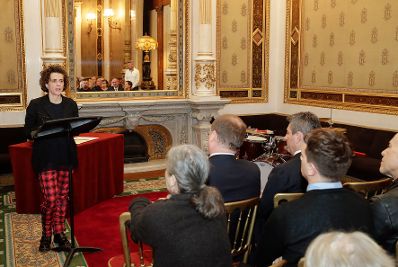 Am 9. Dezember 2019 überreichte Sektionschef Jürgen Meindl das Österreichische Ehrenzeichen für Wissenschaft und Kunst an Komponistin Olga Neuwirth (im Bild).