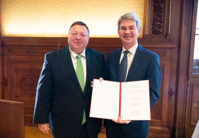 Am 11. Dezember 2019 überreichte Reinhold Hohengartner (l.) die Urkunde über die Verleihung des Berufstitels Professor an Peter Schuhmayer (r.).