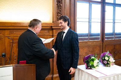 Am 13. Dezember 2019 überreichte Reinhold Hohengartner (l.) das Österreichische Ehrenkreuz für Wissenschaft und Kunst an Eno Peci (r.) und die Urkunde über die Verleihung des Berufstitels Professor an Fate Velaj.