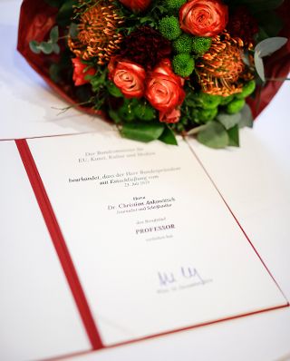 Am 16. Dezember 2019 überreichte Sektionschef Jürgen Meindl die Urkunde über die Verleihung des Berufstitels Professor an Christian Ankowitsch.