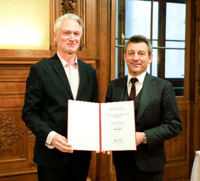 Am 16. Dezember 2019 überreichte Sektionschef Jürgen Meindl (r.) die Urkunde über die Verleihung des Berufstitels Professor an Christian Ankowitsch (l.).