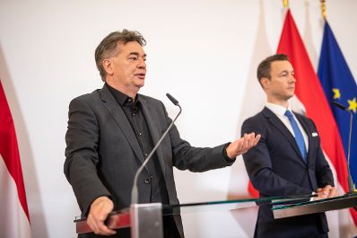 Vizekanzler Werner Kogler und Bundesminister Gernot Blümel beim Pressefoyer nach dem Ministerrat am 08. Jänner 2020.