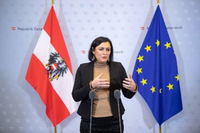 Bundesministerin Elisabeth Köstinger (im Bild) beim Doorstep vor dem Ministerrat am 22. Jänner 2020.