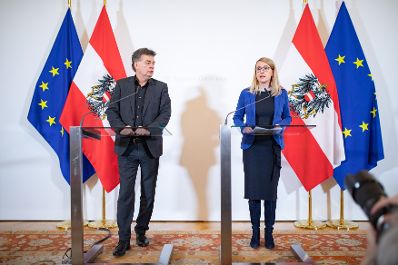 Vizekanzler Werner Kogler (l.) und Bundesministerin Margarete Schramböck (r.) beim Pressefoyer nach dem Ministerrat am 22. Jänner 2020.