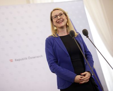 Bundesministerin Margarete Schramböck (im Bild) beim Doorstep vor dem Ministerrat am 12. Februar 2020.