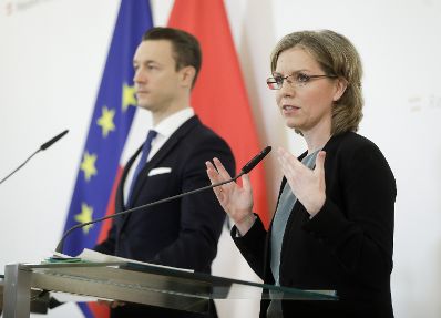 Bundesminister Gernot Blümel (l.) und Bundesministerin Leonore Gewessler (r.) beim Pressefoyer nach dem Ministerrat am 19. Februar 2020.