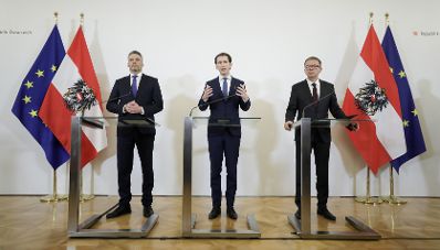 Bundeskanzler Sebastian Kurz (m.), Bundesminister Rudolf Anschober (r.) und Bundesminister Karl Nehammer (l.) beim Doorstep vor dem Ministerrat am 26. Februar 2020.
