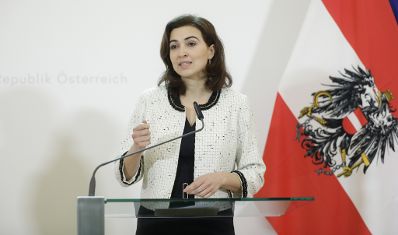 Bundesministerin Alma Zadić beim Pressefoyer nach dem Ministerrat am 4. März 2020.