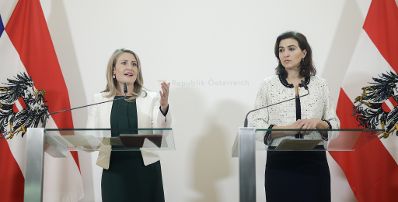 Bundesministerin Susanne Raab (l.) und Bundesministerin Alma Zadić (r.) beim Pressefoyer nach dem Ministerrat am 4. März 2020.