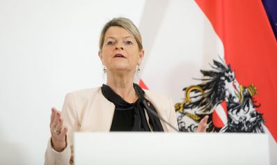 Am 15. März 2020 gab Bundesministerin Klaudia Tanner (im Bild) gemeinsam mit Bundesministerin Elisabeth Köstinger ein Pressestatement zum Thema „Massnahmen für Zivildiener und das Bundesheer“ ab.