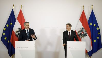 Am 27. März 2020 fand ein Pressestatement zu den Maßnahmen gegen die Krise im Bundeskanzleramt statt. Im Bild Gesundheitsminister Rudolf Anschober (r.) und Innenminister Karl Nehammer (l.).