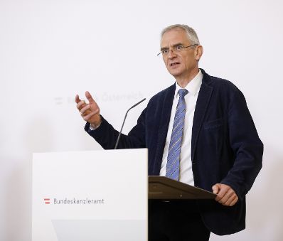 Am 1. April 2020 fand ein Pressestatement zu den Maßnahmen gegen die Krise im Bundeskanzleramt statt. Im Bild Franz Allerberger, Leiter des Bereichs Humanmedizin der AGES (Österreichische Agentur für Gesundheit und Ernährungssicherheit).