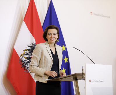 Am 3. April 2020 fand ein Pressestatement zu den Maßnahmen gegen die Krise im Bundeskanzleramt statt. Im Bild Bundesministerin Alma Zadić.