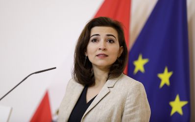 Am 3. April 2020 fand ein Pressestatement zu den Maßnahmen gegen die Krise im Bundeskanzleramt statt. Im Bild Bundesministerin Alma Zadić.